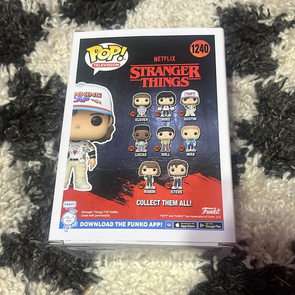 Funko Pop Stranger Things Dustin with Colorful Cap - Picture 2 of 2